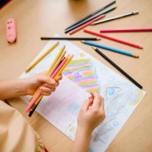 L'enfant entre en hypnose par le jeu