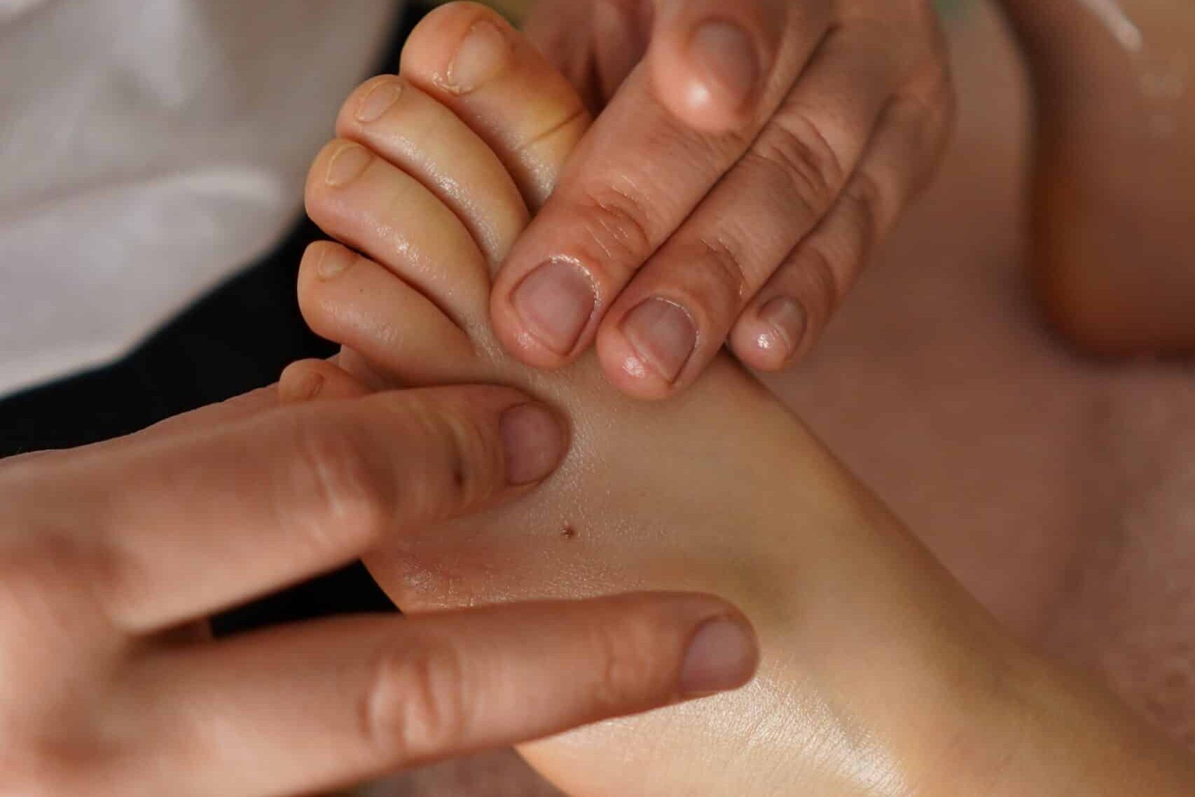 Photo de Joanna Thomann, fondatrice de Douceur des Lunes, Doula, energéticienne à Annecy qui réalise une séance de réflexologie émotionnelle sur une enfant